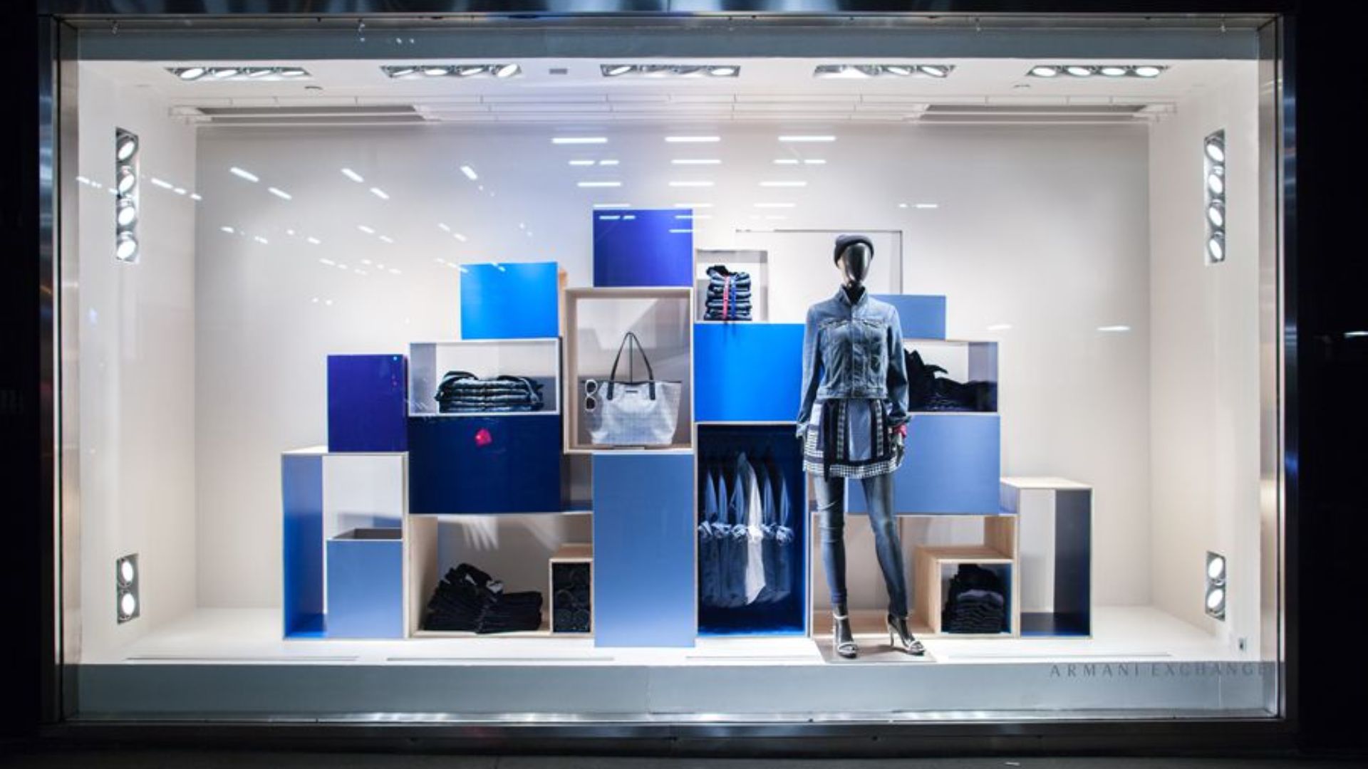 How to Crеatе Captivating Rеtail Window Displays